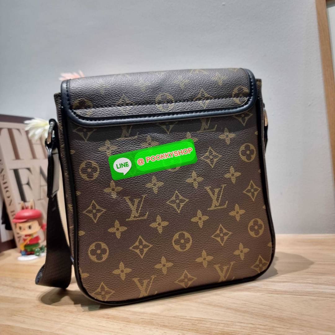 LV bass macassar monogram bag ของใหม่จัดให้หนุ่มๆ จากเคาน์เตอร์ dutyfree กับกระเป๋าสะพายทรงแมสเซ็นเจอร์ ไซส์กำลังดี เหมาะกับหนุ่มๆที่รักความคล่องตัว วัสดุหนังแท้ปั๊มลายเต็มใบ ดีไซน์คลาสสิค เปิด-ปิดด้วยกระดุมแม่เหล็ก ภายในโล่ง ใส่โทรศัพท์ได้ทุกรุ่น ใส่กระเ