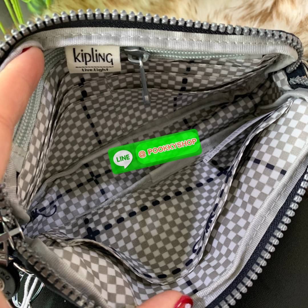 KIPLING 3 Monkey program Seoul up clutch & sling bag กระเป๋าคล้องมือ หรือ สะพายข้าง ขนาดเล็ก วัสดุ Nylon & Polyester 100% ใช้งานได้ 2 รูปแบบ มีสายสลับเปลี่ยนได้ทั้งแบบคล้องมือหรือสะพายข้าง เปิด-ปิดด้วยซิป ช่องหลักโล่ง มีช่องใส่บัตรด้านข้าง 6 ช่อง และช่องด