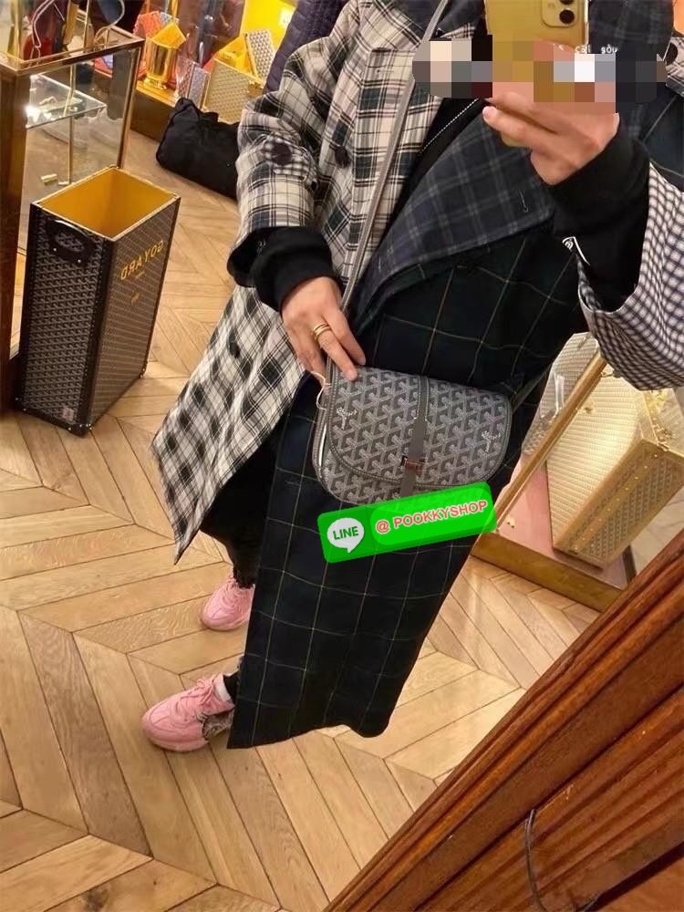 NEW NEW NEW จะเลิกฮิตกันกี่โมงค่าสำหรับรุ่นนี้ GOYARD BELVEDERE PM พร้อมส่ง! ได้ราคาดีมา จำนวนจำกัดค่ะ! 💌กระเป๋าสะพายข้างหรือครอสบอดี้ร์ หนังแท้สวย หนังมีความนิ่มในตัว น้ำหนักเบา ตอบโจทย์ได้ดีในทุกๆวันค่ะ 💌เปิด-ปิดกระเป๋า แบบตัวสอดด้านหน้า