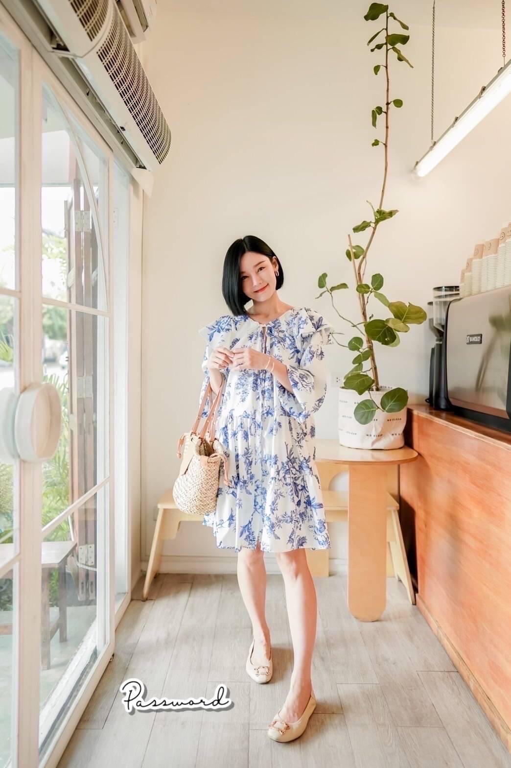 เดรสแขนพองผ้าเนื้อนุ่มเย็นสบาย ลายดอกโทนฟ้าขาว สีสวยสบายตา คอปกระบายน่ารักกก ลูกค้ารูดความกว้างช่วงคอผูกโบว์เข้าได้ตามชอบเลยนะคะ งานมีซับใน ใส่ไปทริปไหนก็สวยชิลค่ะ