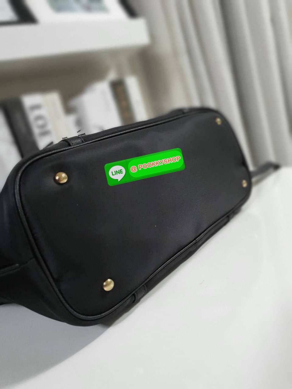 รุ่นยอดฮิต !!! ปังปุริเย่ 🎉🎉 กระเป๋าทรง TOTE BAG จากงานพรีเมี่ยมกิ้ฟ จากเคาเตอร์ต่างประเทศ มาแล้วค่า กระเป๋าใบใหญ่ทรงหรู จากแบรนด์ PRADA เป็น กระเป๋าผ้าไนล่อน ตกแต่งรอบใบได้ สวยมาก ด้านในมีช่องซิปและช่องใส่ของ เป็นสัดส่วน มีช่องหลักและมีช่