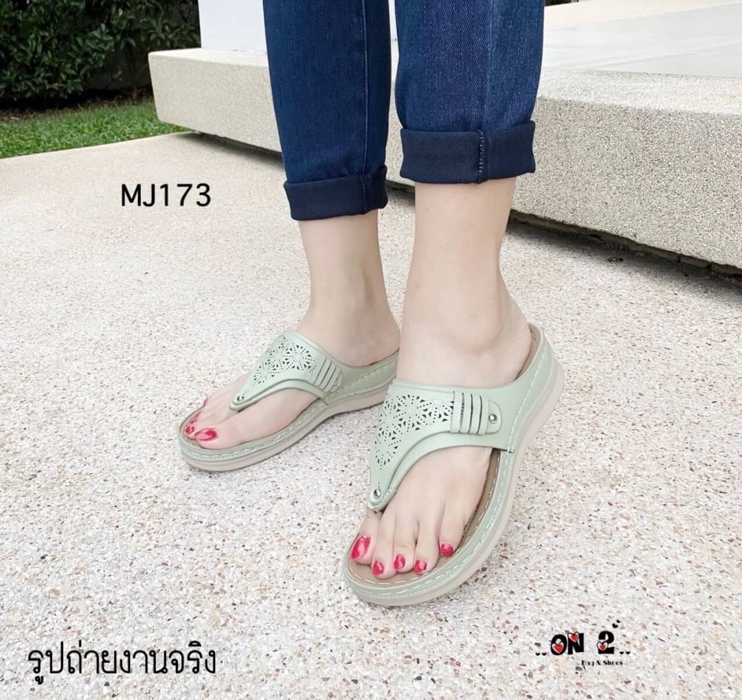New....รองเท้าลำลองแบบหนีบดีไซน์สวยทั้งยังเป็นรองเท้าเพื่อสุขภาพด้วยค่ะ พื้นช่วยลดแรงกระแทกจากการเดินได้ดี ป้องกันการเดินแล้วเท้าพลิกได้ทำจากวัสดุคุณภาพดีมีกันลื่นแบบสวยดีต่อใจคะ ต้อง cf กันเลยจ้า