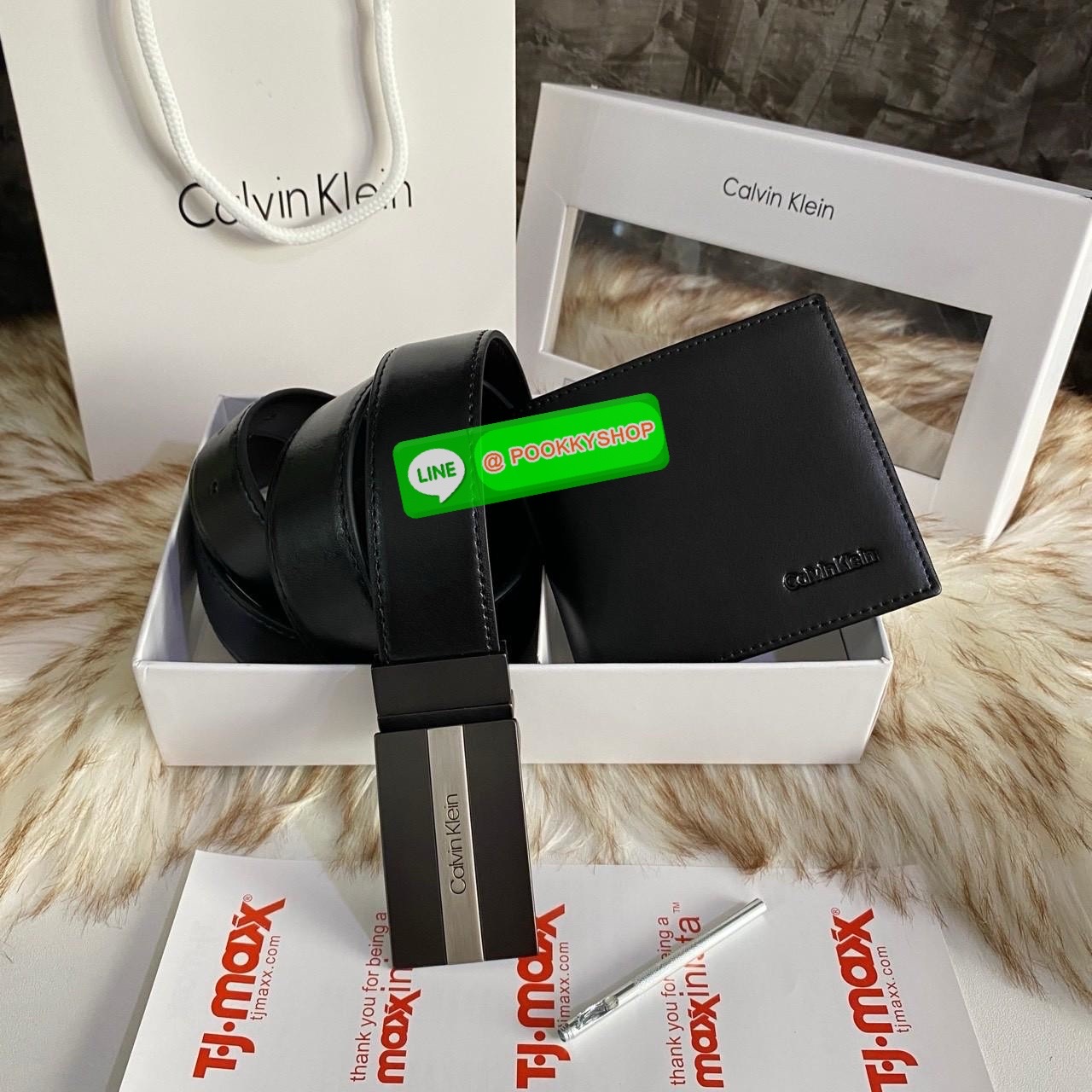 Calvin Klein Leather Belt & Wallet Set Setกระเป๋าสตางค์+เข็มขัด กระเป๋าสตางค์ด้านหน้าปั๊มชื่อแบรนด์ มีช่องใส่รูป ช่องใส่บัตร ช่องใส่ธนบัตร และช่องใส่รูป เข็มขัดหนังแท้ปั๊มแบรนด์ สามารถสลับใช้ได้ทั้ง 2 ด้าน เข็มขัดปรับระดับได้ 5 ระดับ มาพร้อมที่เจาะรูจ้า