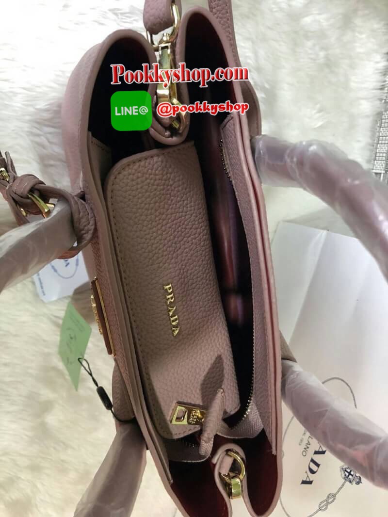 จากแบรนด์ PRADA กระเป๋าหนังลายลิ้นจี่ เคลือบกันน้ำและกันรอยขูดขีด ดูแลง่าย ป้องกันรอยขูดขีดได้ดี ปรับขยายข้างได้ เปิดปิดด้วยซิป ใบนี้มีสายยาวให้คะ เลิศมาก สะพายเป็น shoulder bag ได้เลย ขนาดกำลังดีตัวกระเป๋าไม่หนักมาก ใส่ ipad ของใช้จุกจิกได้หมด จุของได้เย
