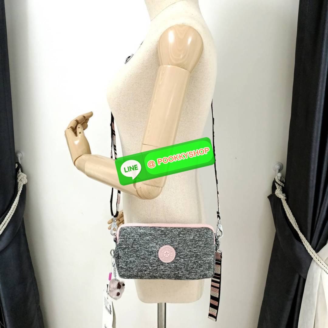 KIPLING 3 Monkey program Seoul up clutch & sling bag กระเป๋าคล้องมือ หรือ สะพายข้าง ขนาดเล็ก วัสดุ Nylon & Polyester 100% ใช้งานได้ 2 รูปแบบ มีสายสลับเปลี่ยนได้ทั้งแบบคล้องมือหรือสะพายข้าง เปิด-ปิดด้วยซิป ช่องหลักโล่ง มีช่องใส่บัตรด้านข้าง 6 ช่อง และช่องด