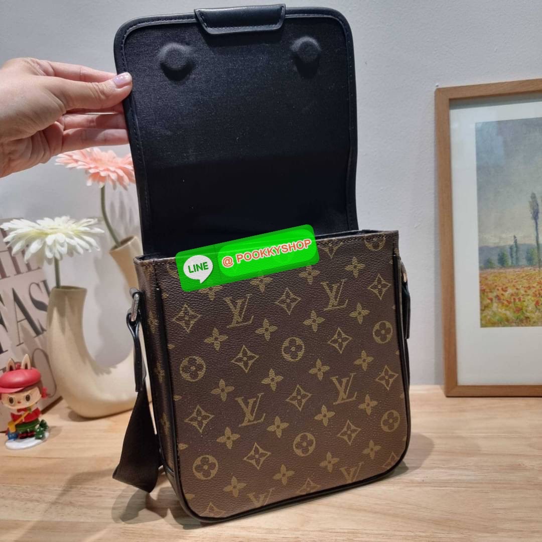 LV bass macassar monogram bag ของใหม่จัดให้หนุ่มๆ จากเคาน์เตอร์ dutyfree กับกระเป๋าสะพายทรงแมสเซ็นเจอร์ ไซส์กำลังดี เหมาะกับหนุ่มๆที่รักความคล่องตัว วัสดุหนังแท้ปั๊มลายเต็มใบ ดีไซน์คลาสสิค เปิด-ปิดด้วยกระดุมแม่เหล็ก ภายในโล่ง ใส่โทรศัพท์ได้ทุกรุ่น ใส่กระเ