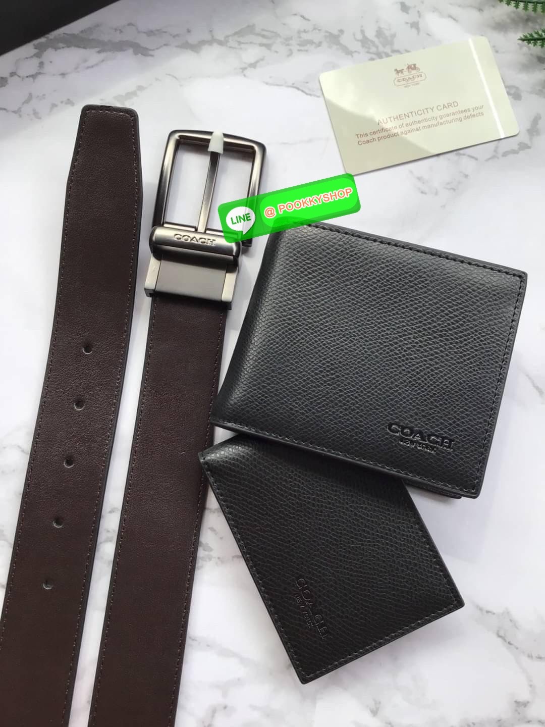 COACH Short Wallet with Belt Set Signature เซทสุดคุ้มค่ะได้ทั้งเข็มขัดและกระเป๋าสตางค์แบบพับ 2 ตอนมีช่องใส่รูปใส่บัตรใส่ธนบัตรแยกเป็นสัดส่วนเหมือนกระเป๋าสตางค์ใบยาวคุณภาพดีตามแบบฉบับของแบรนด์ มาในกล่องแบรนด์สามารถมอบเป็นของขวัญได้ ไอเท็ม Must Have ใครไม่ท