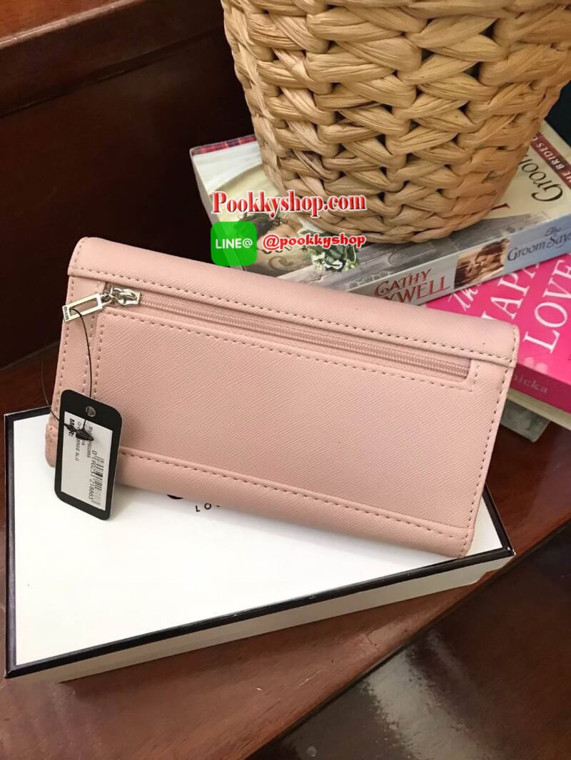 New collection!! GUESS FACTORY WOMEN'S LONG WALLET กระเป๋าสตางค์ทรงยาวแบบสามพับ วัสดุหนังลายsaffiano เปิดปิดด้วยกระดุมสะดวกใช้ ภายในมีทั้งช่องซิปใส่เหรียญ ช่องใส่ธนบัตรและช่องใส่บัตรหลายช่องและช่องใส่รูปแยกเป็นสัดส่วน ด้านหน้ามีโลโก้แบรนด์ทรงสามเหลี่