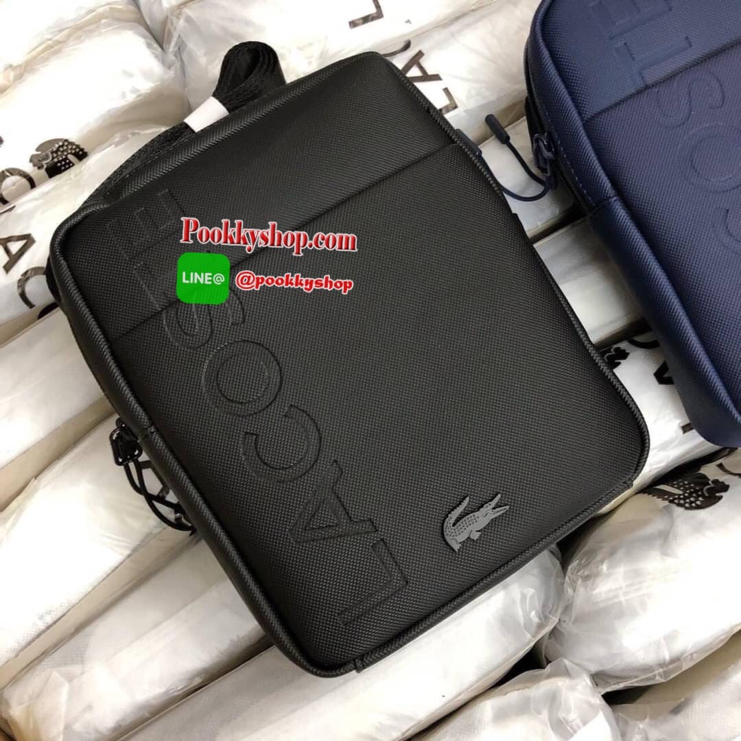 ลาคอส Classic Crossbody Bag กระเป๋าสะพายรุ่นยอดนิยม วัสดุ PVC ด้านหน้ามีโลโก้แบรนด์สวยโดดเด่น มีช่องเล็กใส่ของจุกจิกเปิดปิดด้วยกระดุมแม่เหล็ก ด้านหลังเรียบ มีช่อง1ช่องส่วนช่องด้านในกว้างเปิดปิดกระเป๋าด้วยซิปสะดวกใช้ มีช่องซิปและช่องเสียบด้านข้าง สายสะพา