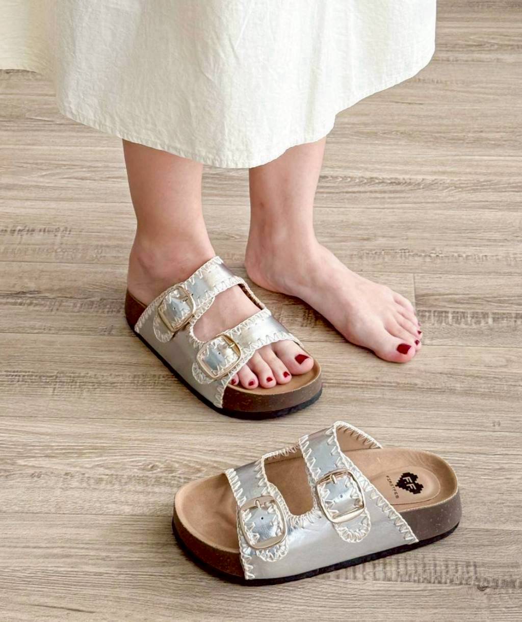 แบบมาใหม่ รองเท้าทรงไบเก้น ส้นหนา 1.5 นิ้ว เย็บตกแต่งลาย งานแฮนด์เมดช่างไทย พื้นเสริมฟองน้ำตรงส้นเท้า ใส่สบาย เข็มขัดปรับระดับเข้าออกได้ เป็นงานส้น PVC แต่งลายไม้ โดนน้ำได้ ไม่เหม็นอับ น้ำหนักเบา