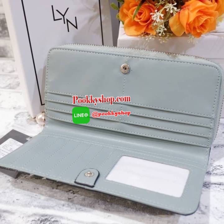 Lyn กระเป๋าสตางค์ใบยาว ด้านหน้าปั๊มโลโก้แบรนด์ แต่งโลหะทอง ด้านในมีช่องใส่บัตรเยอะมาก และมีช่องซิบ ตัวจับซิบแต่งไข่มุกเม็ดโตๆห้อยป้ายโลหะปั๊มโลโก้แบรนด์ด้วยสวยมากเกินหน้ามากค้าาา