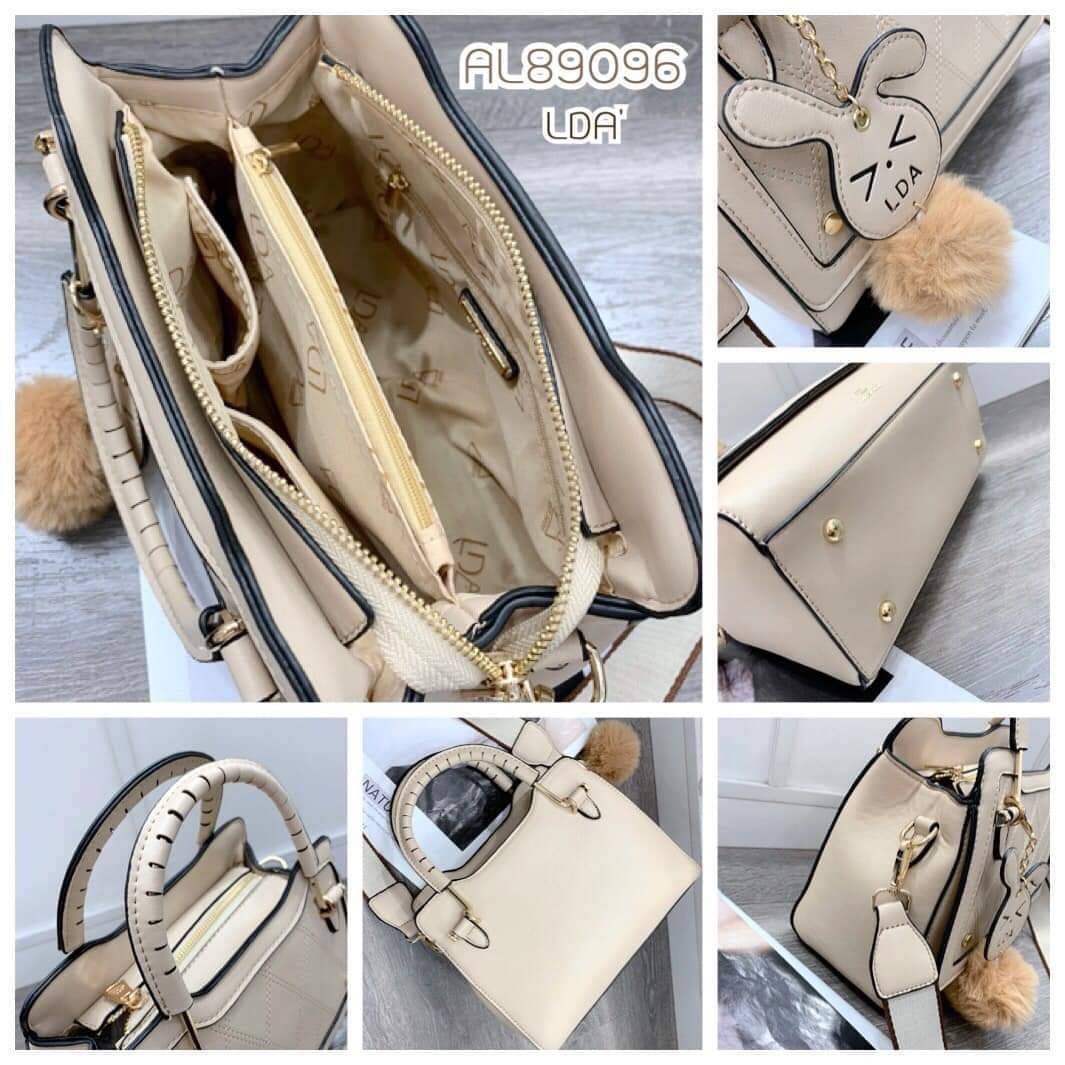 LDA BAGS พร้อมส่ง กระเป๋าสะพายข้าง LDA แบรนด์แท้ 100% แต่งด้วยพวงกุญแจปอมกระต่ายสดใสน่ารัก งานหนัง PU ทรงสวย ด้านหน้าเย็บลายตาราง งานcuttingเนี้ยบมากค่ะ ด้านในมี 3 ช่องใช้งาน หูถือดีไซน์สวย ทนทานแข็งแรง มีสายสะพาย 2 แบบ , ด่วน !!! สินค้ามีจำนวนจำกัดค่ะ