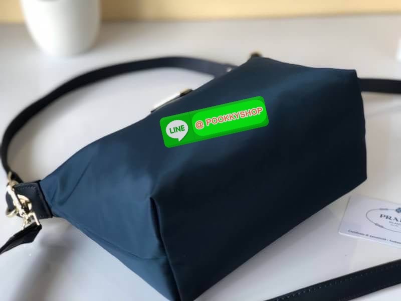 PRADA NYLON SHOULDER BAG พรีเมี่ยมกิ้ฟจากเคาน์เตอร์ต่างประเทศรุ่น Limited edition ที่ฮ๊อตสุดๆวัสดุเป็น Nylon เนื้อหนาคุณภาพดีตามแบบฉบับของแบรนด์ ขนาดกำลังดีน้ำหนักเบา ด้านหน้าประดับ โลโก้แบรนด์อะไหล่ทองหรู ภายในมีช่องซิปและช่องใส่ของ ซับใน Polyester100% ใ