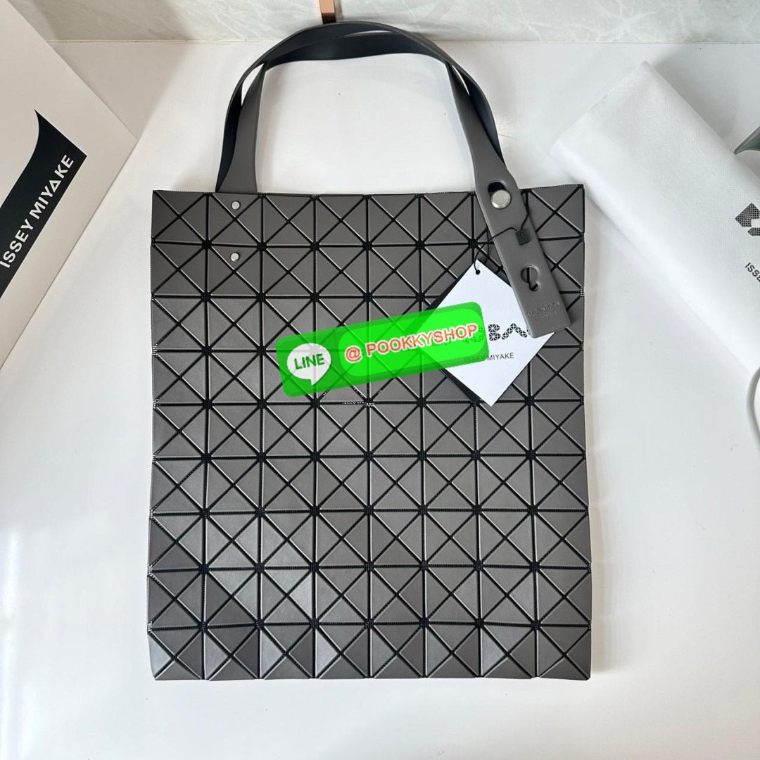 BAO BAO PRISM PLUS Handbag (Large) 🔖กระเป๋าถือจากแบรนด์ BAO BAO ISSEY MIYAKE ดีไซน์คลาสสิกทรงสี่เหลี่ยม มาพร้อมลวดลายสามเหลี่ยมที่มีมิติ 🔖วัสดุ: โพลีเอสเตอร์ ผสมหนัง 🔖 ปากกระเป๋าเปิด ซับในเป็นไนลอน มีช่องกระเป๋าด้านในและหูหิ้วกระเป