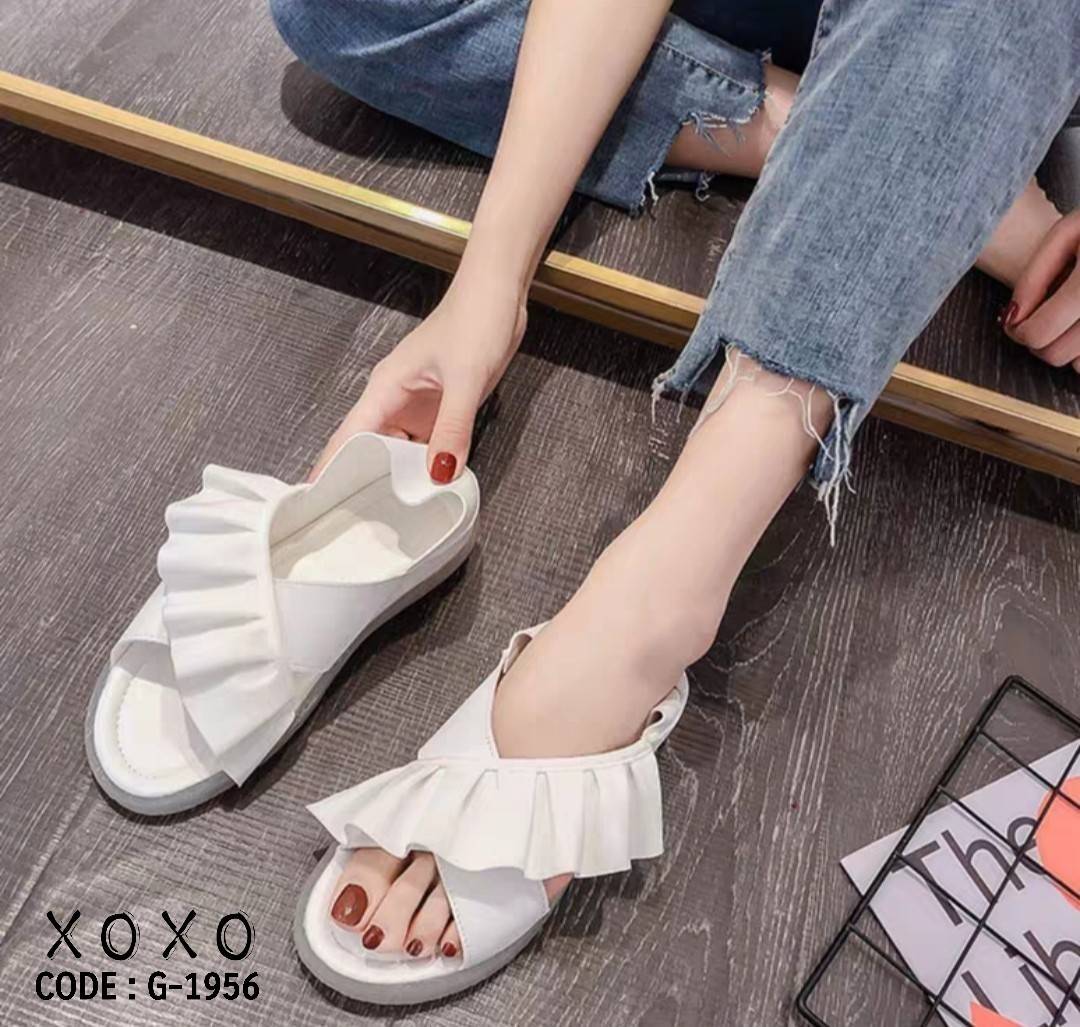 สินค้าพร้อมส่ง Style : เกาหลี แตะชิล สไตล์เกาหลี พื้นนุ่ม โดนน้ำได้ ด้านหน้าไค้วขยัก ด้านหลังพับได้เหยียบส้น วัสดุพื้นยาง PU วัสดุบนเป็นผ้า