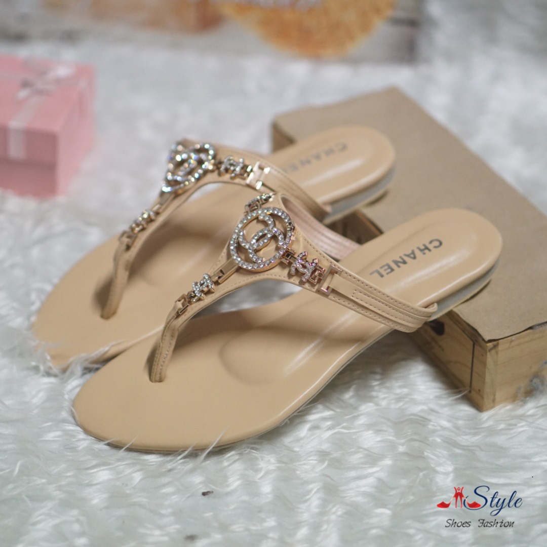 พร้อมส่ง รองเท้าแตะลำลอง แบบหูหนีบ วัสดุทำจากหนังนิ่ม งานเย็บดี นิ่ม เบา ใส่สบายมาก พื้นอย่างดี ใส่แล้วสวยฝุดๆ ใส่ได้ทุกโอกาส สาวควรมีไว้ติดบ้านสักคู่น๊าาา...