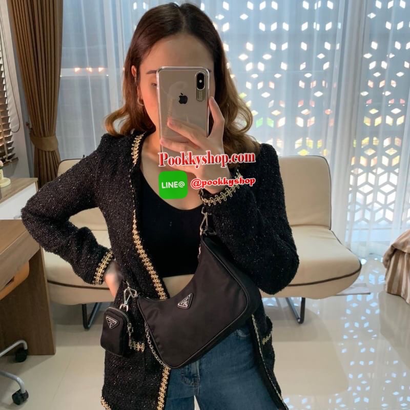 พร้อมส่งรุ่นใหม่ กำลังมาแรงมากค่ะ กับแบรนด์ PRADA ใบเดียวคุ้มมากค่ะ อุปกรณ์ ครบชุด ซื้อ1ได้ถึง3ไอเท็ม ทั้งสายยาว และกระเป๋าใส่เหรียญ และป้ายแท็คหนัง อย่างดี อะไหล่ปั้มแบรนด์แท้ทุกจุด วัสดุทำจากผ้า Nylon อย่างดี กันน้ำได้ อยู่ทรงสวย สามารถใส่กระเป๋าตังค์ใบ