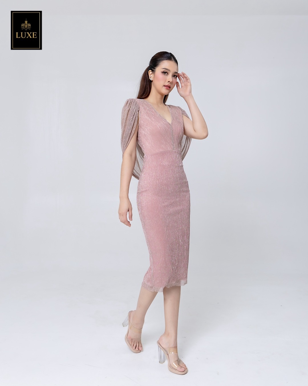 เดรสแฟชั่น เดรสเสื้อวี กระโปรงทรงสอบ มีผ้าคลุมไหล่คอถ่วงด้านหลัง ทำจากผ้าราเม่อัดพลีท