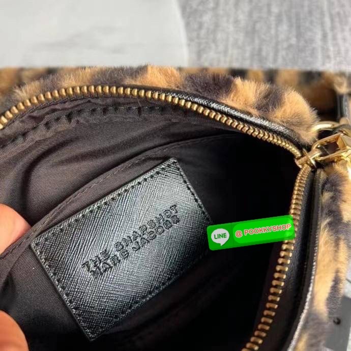 March Jacop The Snapshot Tiger Stripe Plush Bag เสือต้องมานะแม่ปีนี้ เฮงๆรับปีเสือด้วยกระเป๋าลายเสือจากแบรนด์ March Jacop กันค่า เป็นกระเป๋าถือหรือสะพายข้างขนฟูๆนุ่ม วัสดุผ้าขนสัตว์ Polyester ด้านหน้าประดับด้วยโลโก้ J อันเป็นสัญลักษณ์ของแบรนด์ อะไหล่ทองหร