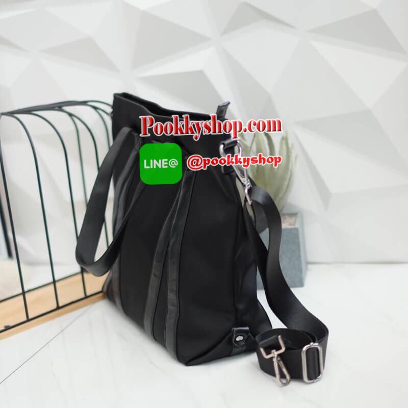 KEEP travel and gym handbag กระเป๋า ทรง big pillow ที่ดีไซน์ ออกมาให้ดู classic เหมาะกับทุกๆวัน ตัวกระเป๋าทำจาก ผ้า Polyester อย่างดี กันน้ำได้ระดับนึง ดีเทลตกแต่งด้วย หนังแท้ มีสายสะพายยาวให้ ถือแล้ว Look Casual Outfit สวยๆ แน่นอนค่า จะใช้เป็นกระเป๋าเดิน