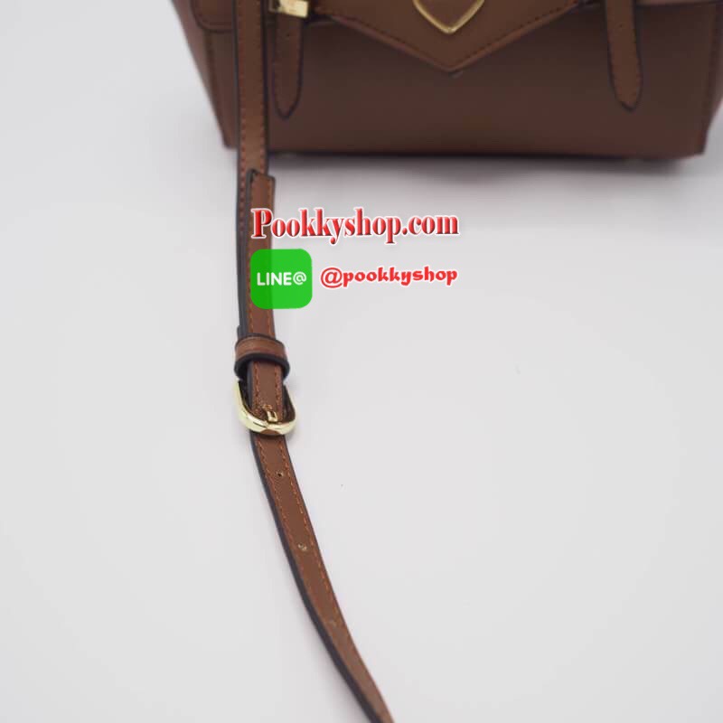 LYN MAXINE XS BAG กระเป๋าถือทรงสวย อยู่ทรงแข็ง ฝากระเป๋าเปิด-ปิดด้วยกระดุมแม่เหล็ก อะไหล่ปั๊มโลโกแบรนด์ ภายในมี 1 ช่องโล่ง ช่องเล็ก 1 ช่องและช่องซิปเล็ก มีหูหิ้วคล้องแขนสะดวก มาพร้อมสายยาวปรับได้ ถอดได้ ใส่ipad mini ได้ จุของได้เยอะ สะพายไปเรียน ทำงาน ดูด