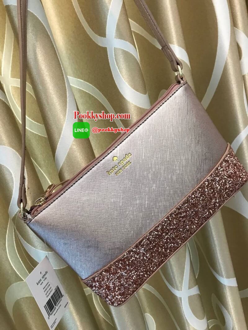 Kate Spade New York Greta Court Ramey Gritter Crossbody Bag กระเป๋าสะพายที่มีดีเทลเป็นกริชเตอร์วิ้งที่ก้นกระเป๋า ด้านบนหนังsaffiano เปิดปิดด้วยซิปเดียวด้านบน ภายในใส่กระเป๋าสตางค์ยาว มินิไอแพคได้ สายสะพายยาว118cmปรับไม่ได้ ขนาดกำลังดีสวยน่าใช้เลยคร้า!!