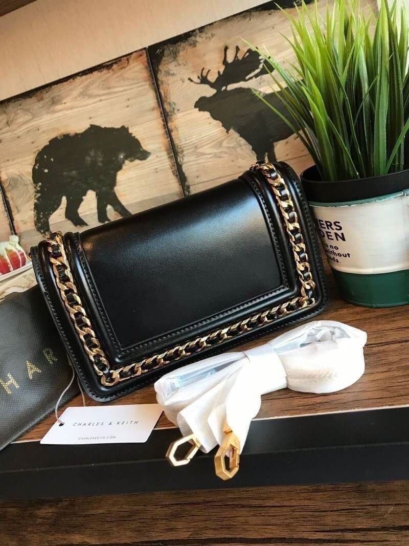 Charles&Keith Chain Rimmed Clutch กระเป๋าสะพายรุ่นใหม่!!ทรงcrossbodyหรือถอดสายถือเป็นทรงคลัชท์ได้ มีดีเทลโซ่ร้อยหนังรอบใบ เปิดปิดด้วยกระดุมแม่เหล็กใช้งานง่าย ภายในมีช่องซิป ช่องเสียบบัตรและช่องใหญ่ใส่ตระกูลพลัสได้ แยกเป็นสัดส่วน มาพร้อมสายสะพายแบบโซ่ต่อหน