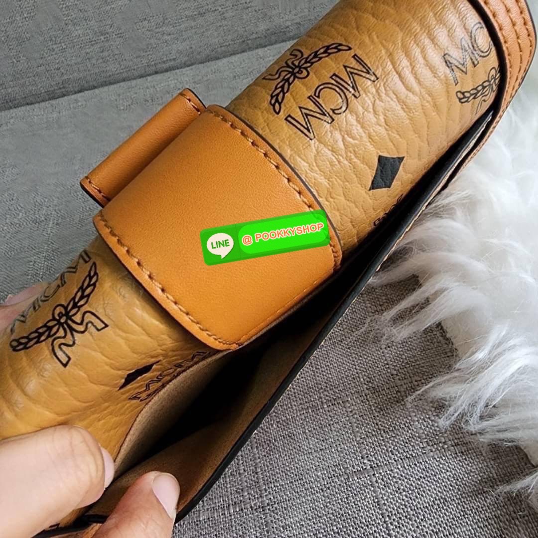 MCM Gretl Cossbody in visetos กระเป๋า Gretl กระทัดรัด ไอเทมใหม่ สุดฮิต ที่สาวๆต้องมีคะ วัสดุหนังแคนวาส ตัดหนังแท้ มาพร้อมสายสะพายโซ่อะไหล่สลับหนัง ข้างช่องโล่งสามารถใส่มือถือ iPhone Pro max ได้เหมาะสำหรับสะพายเที่ยวชิวๆในวันหยุดพักสบายๆ สีน้ำตาลคอนยัคทีแม