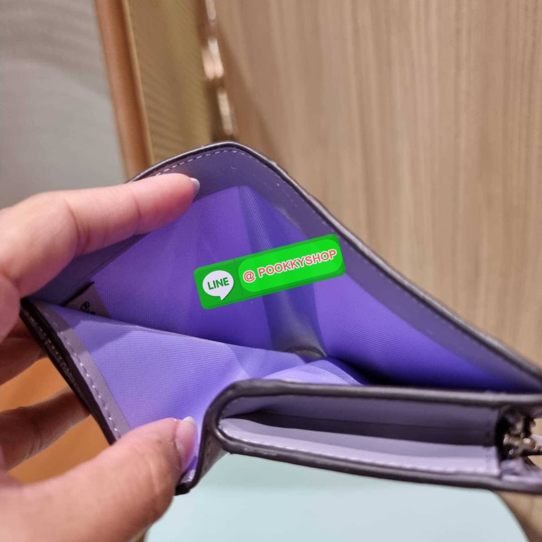 COACH C5896 MEDIUM CORNER ZIP WALLET IN SIGNATURE LEATHER คอลเลคชั่นใหม่งานหรู งานดูแพง จัดให้เลย!! กระเป๋าสตางค์ใบกลาง ดีไซน์ใหม่ สุดหรู แค่เห็นก็ต้องเลิฟ ถือใช้ขับผิวทุกสี วัสดุหนังแท้ปั๊มลายนูนสวยคม ภายในมีช่องใส่บัตร ใส่ธนบัตรได้ครบ และมีช่องซิปแยก ใบ