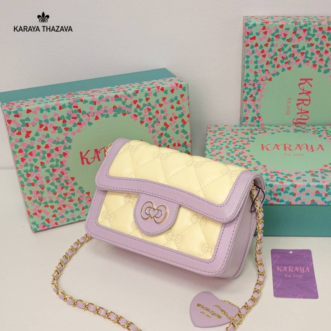 พร้อมส่ง!! KARAYA THAZAVA รุ่นใหม่ พร้อมกล่องแบรนด์ งานสวย สีหวาน น้องน่ารักมากๆค่ะ กระเป๋าสะพาย แบรนด์แท้ Karaya 100% ขนาดกำลังน่ารักพกพาง่าย วัสดุหนัง PU เกรดพรีเมี่ยม สีทรูโทน หวานละมุน น่าใช้มากค่ะ สายสะพายยาวแบบโซ่ปนหนัง ตัวกระเป๋าแต่งลายแบบน่ารักสวย