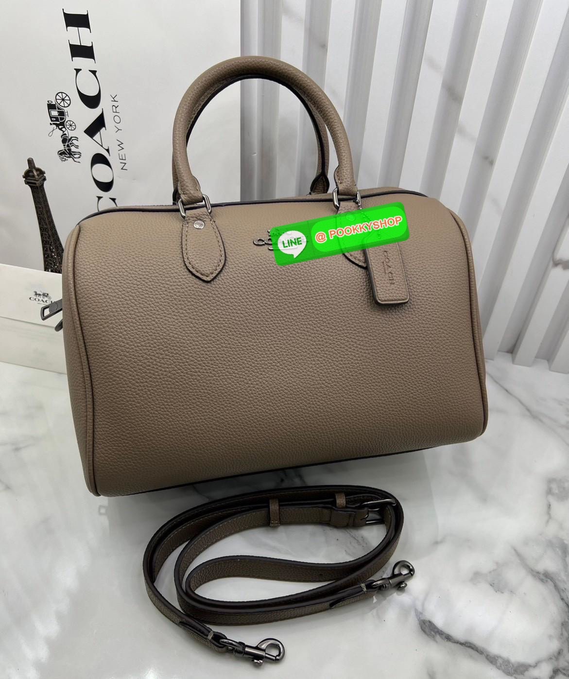 COACH ROWAN SATCHEL IN SIGNATURE CANVAS จุดเด่นของกระเป๋าทรงsatchel bag คือรูปทรงของกระเป๋าดูแข็งแรง มั่นคง ไม่เสียทรงง่าย มาพร้อมหูหิ้วที่ด้านบนของกระเป๋า ลายแคนวาสที่เป็นซิกเนเจอร์แบบเอกลักษณ์ ช่องใช้งานทุ้งภายในและภายนอก นอกจากนี้ กระเป๋าประเภทนี้ยังมี