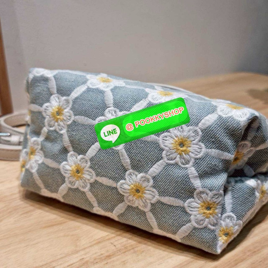 Longchamp le pliage collection XS handbag 🔆 Details น่ารักสดใสรับซัทเมอร์ กับกระเป๋าถือไซส์มินิ ขนาดเล็กพกพาสะดวก โดดเด่นด้วยลวดลายปักบนผ้าโทนสีพาสเทล รูปแบบและสไตล์เป็นเอกลักษณ์ เปิด-ปิดง่ายด้วยซิป มีหูจับถือในตัว และสายสะพายข้างปรับได้ ภายในเป็น