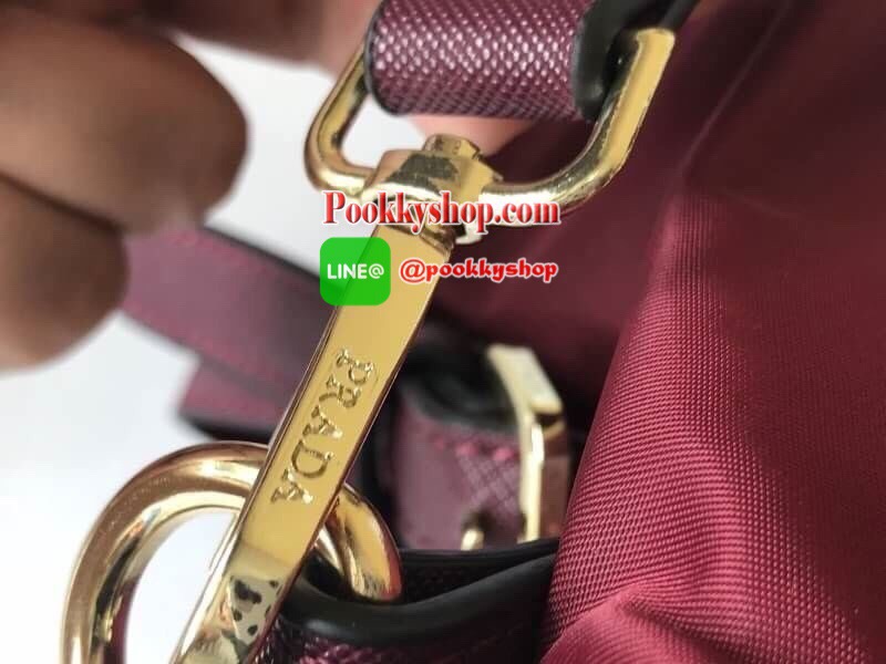 PRADA NYLON BAG WITH ZIP กระเป๋าถือหรือสะพายพรีเมี่ยมกิ้ฟจากเคาน์เตอร์แบรนด์ Limited edition วัสดุ Nylon เนื้อหนาคุณภาพดีตามแบบฉบับแบรนด์ด้านหน้าประดับโลโก้หรู เปิดปิดด้วยซิป ภายใน Polyester 100% มีโลโก้ ช่องซิปจุมากค่ะ สามารถใส่เอกสาร A4 ipad ของใช้ได้เย