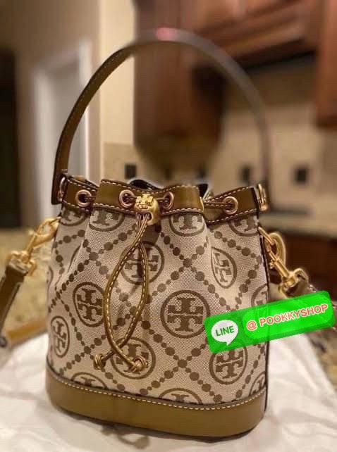 TORY BURCH T MONOGRAM JACQUARD BUCKET BAG กระเป๋าสะพาย ทรงบัคเกต รุ่นฮอต สไตล์ไหนเข้าได้ ทุกลุค วัสดุ jacquard ตัดขอบหนังแท้ ภายในเป็นช่องโล่งกว้าง ใส่ของได้เยอะหยิบจับสะดวก มาพร้อมสายสะพายข้างหนังแท้ ถอดและปรับระดับได้สะพายชิวได้ทุกโอกาส