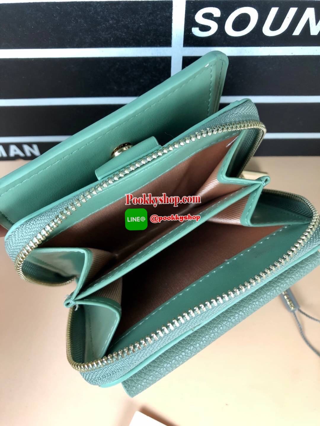 New arrival! Charles & Keith classic wallet กระเป๋าเงินใบสั้น จับถนัดมือมากเลยค่ะ ด้านหน้าปั๊มโลโก้แบรนด์สามารถเปิดกระดุมออกใส่การ์ดที่ใช้บ่อยได้พอดีค่ะ ช่องใหญ่เปิดปิดแบบกระดุม มีช่องการ์ด 8 ช่อง ช่องใส่ธนบัตรตามยาว และยังมีช่องซิปแยก สามารถใส่เหรียญหรือ