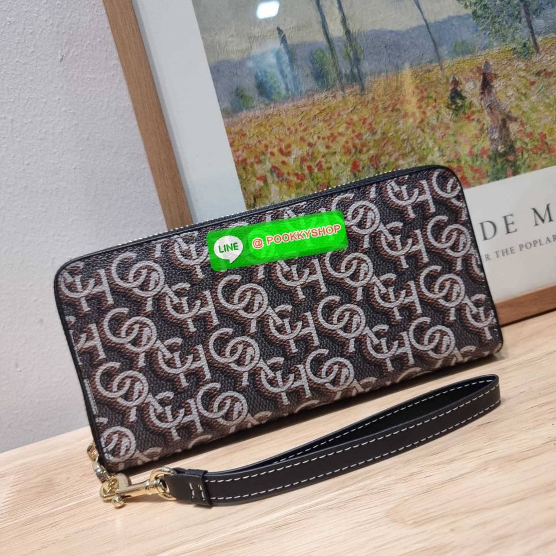 COACH CF521 LONG ZIP AROUND WALLET WITH SIGNATURE MONOGRAM 🔆 Details กระเป๋าสตางค์ใบยาว คอลเลคชั่นใหม่ กับดีไซน์ใหม่ ฉีกกฏทุกการดีไซน์ ด้วยลวดลายโมโนแกรมรอบใบโดดเด่น สะดวกใช้งานด้วยสายคล้องมือที่สามารถถอดออกได้ พกพกง่ายที่สุด รูดใช้งานด้วยซิปรอบใบ