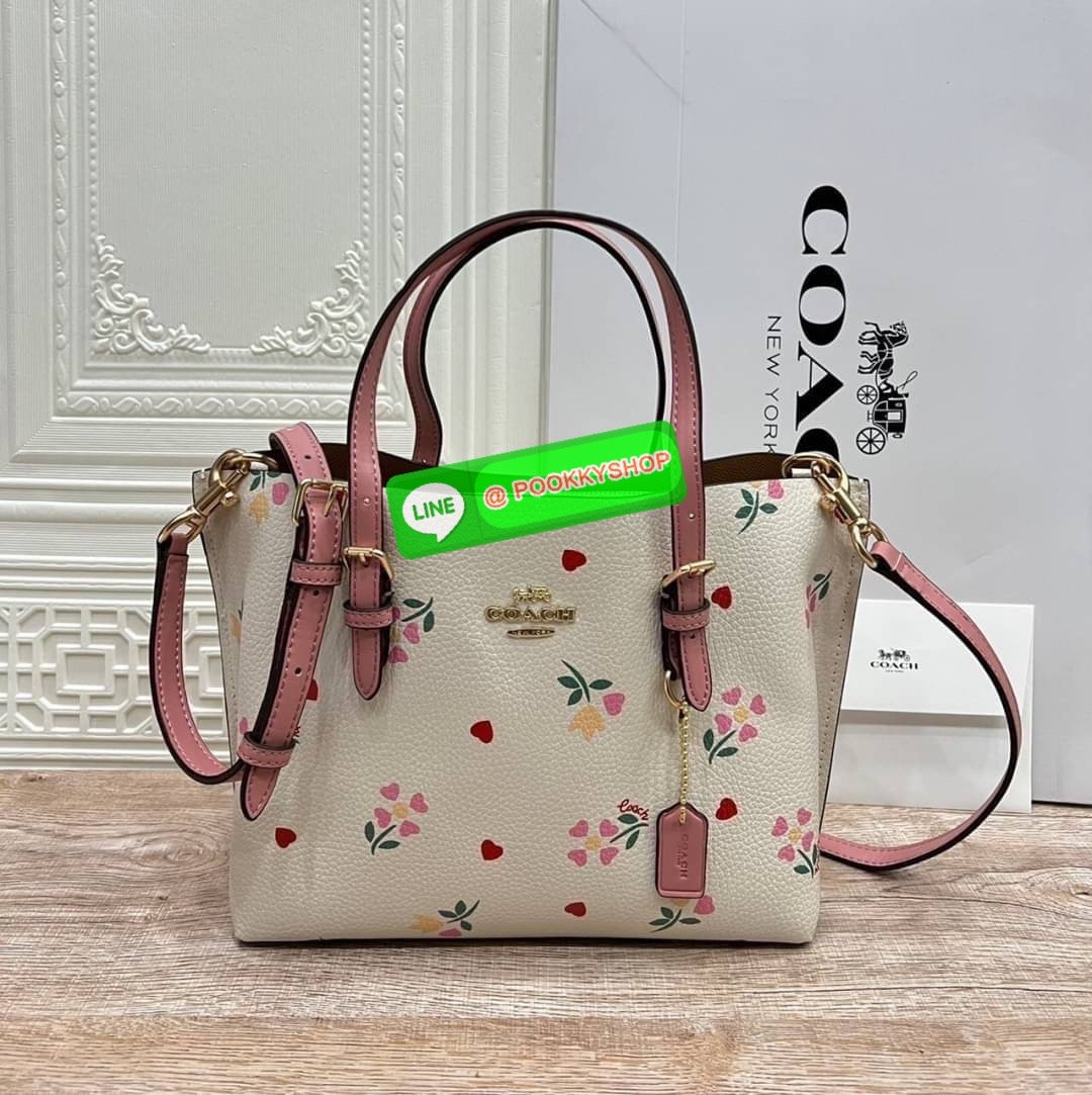 NEW IN!! น่ารัก วางไม่ลงอีกแล้ว COACH MOLLIE TOTE 25 (COACH C4084) กระเป๋าถือ สะพาย รุ่นฮิต ปริ้นลายดอกหัวใจมินิ ขนาดเหมาะมือ มีสายสะพายยาว ถอดและปรับระดับได้ วัสดุหนัง crossgrain ขึ้นทรงสวย ด้านในโล้ง มีช่องซิปตรงกลางแยก **🔸️รุ่นนี้ใครถือก็สวย ใช