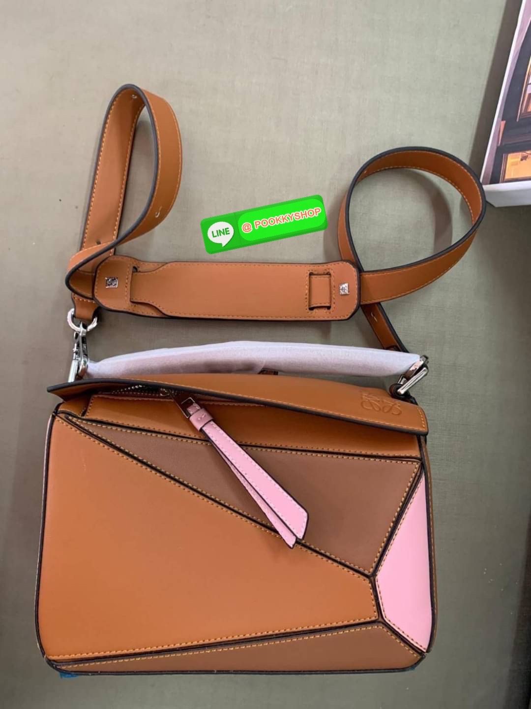 NEW IN! LOEWE CROSSBODY BAG VIP GIFT WITH PURCHASE (GWP) กระเป๋าถือหรือสะพาย Limited Edition จาก LOEWE PERFUME DUTYFREE COUNTER วัสดุ Leather Calfski หนังแท้ (หนังวัว) งานสวยตั้งอยู่ทรง สีสันสดใสทูโน ขนาดกำลังดี น้ำหนักเบา อะไหล่เงิน