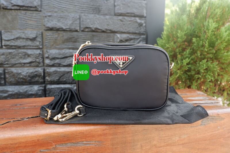 Best Seller อีกหนึ่งรุ่นค่ะ กระเป๋าอเนกประสงค์ จากแบรนด์ PRADA *พรีเมียมกิ๊ฟ** เป็นทรงสี่เหลี่ยม กระเป๋าเป็นผ้าไนล่อน ตามแบบฉบับของแบรนด์เลย ใบนี้มีสายยาว ปรับได้ 3 ระดับ สามารถสะพายเป็น shoulder bag ได้เลย ขนาดกำลังดีค่ะ มี2ซิป 2 ช่อง แยกใส่ของจุกจิ๊กได้