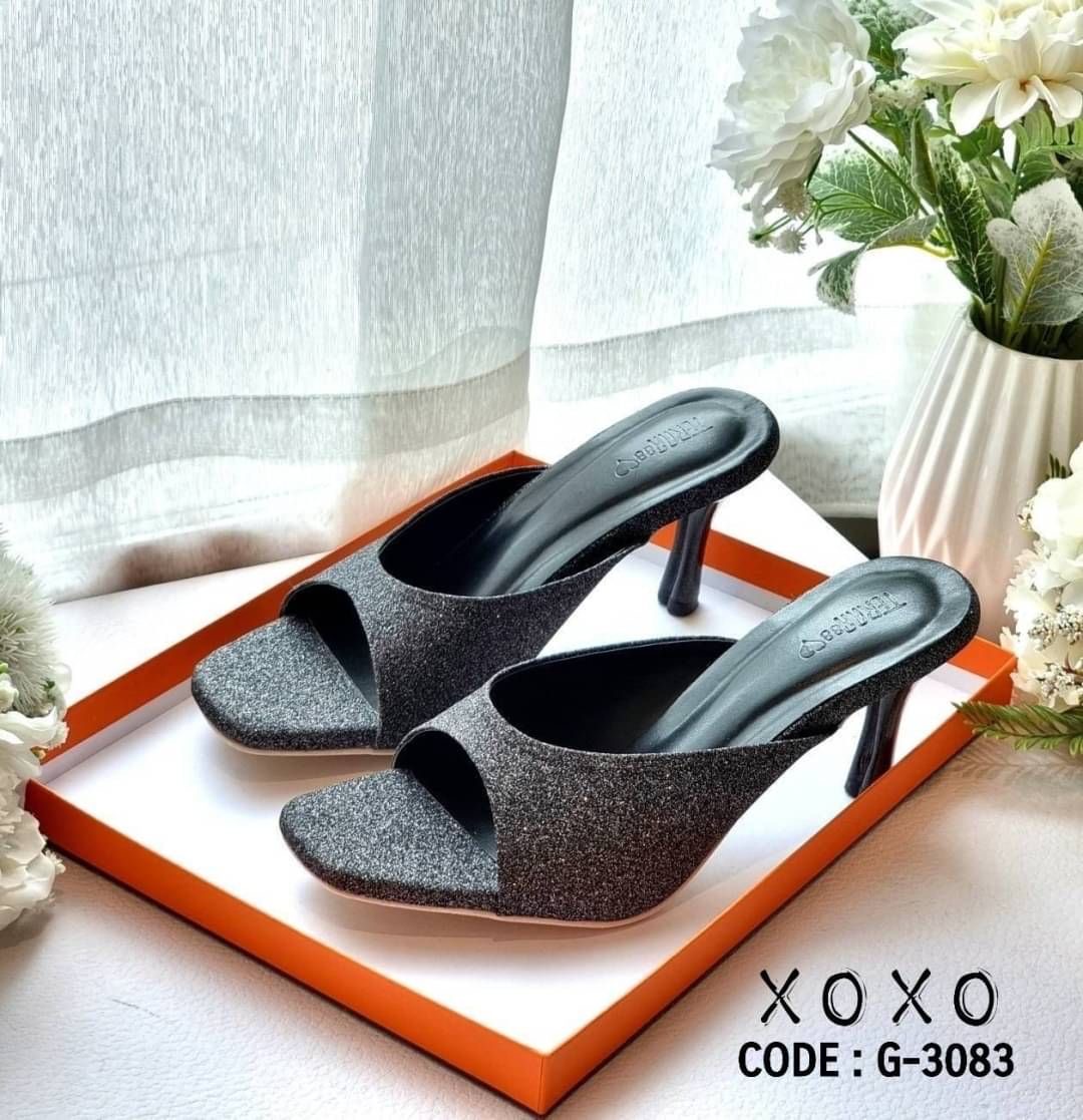 สินค้าพร้อมส่ง งานสวม หนังกริตเตอร์ เรียบ สวย หรู ใส่สบาย แมทส์ชุดง่าย น้ำหนักเบา ส้นเข็มดีเทลน่ารักๆ ที่ส้นเข็มเป็นแท่งทรงรูปหัวใจ