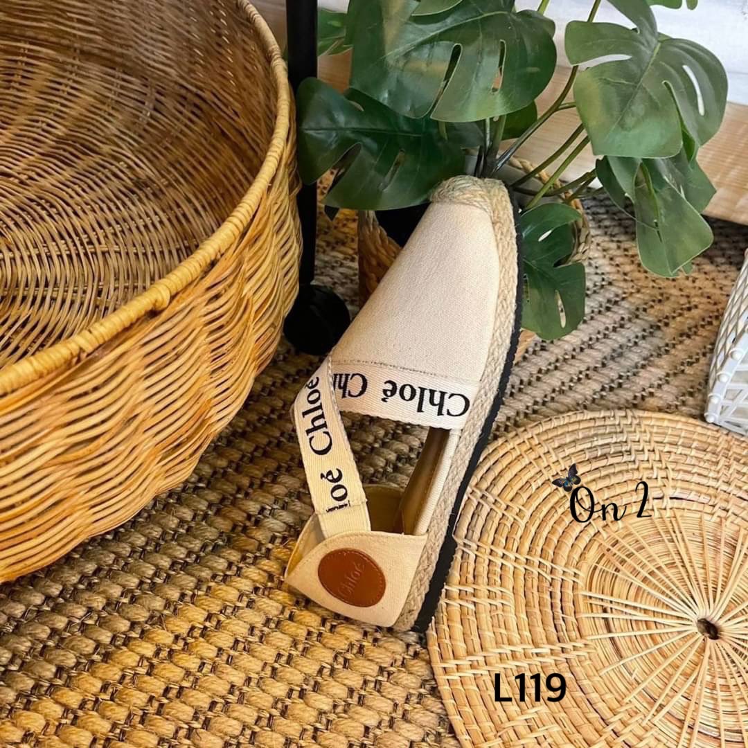 ชนชอปค่ะ รองเท้าคัชชู Chloe ตัวใหม่ แต่งสายแบรนด์ไขว้น่ารัก ผ้าแคนวาสขอบปอ พื้นปั้มสายมียางยืดใส่ง่าย ปีนี้ Chole มาแรงสุดทุกคอล สาวๆห้ามพลาดนะคะ