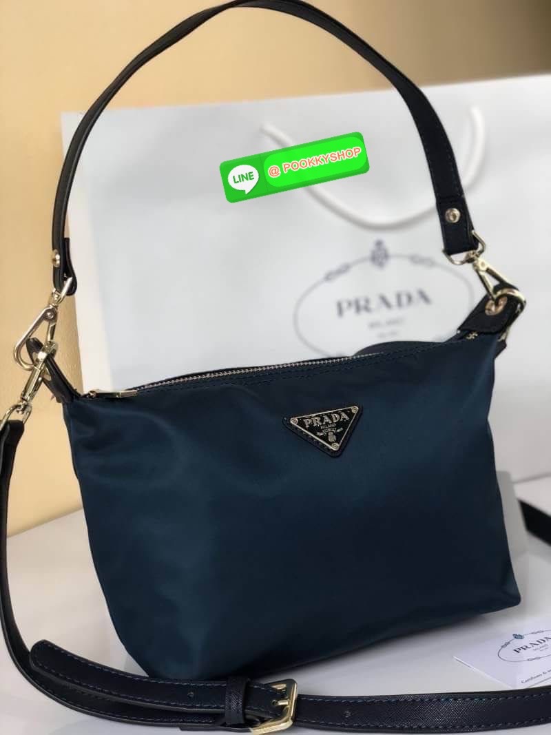 PRADA NYLON SHOULDER BAG พรีเมี่ยมกิ้ฟจากเคาน์เตอร์ต่างประเทศรุ่น Limited edition ที่ฮ๊อตสุดๆวัสดุเป็น Nylon เนื้อหนาคุณภาพดีตามแบบฉบับของแบรนด์ ขนาดกำลังดีน้ำหนักเบา ด้านหน้าประดับ โลโก้แบรนด์อะไหล่ทองหรู ภายในมีช่องซิปและช่องใส่ของ ซับใน Polyester100% ใ
