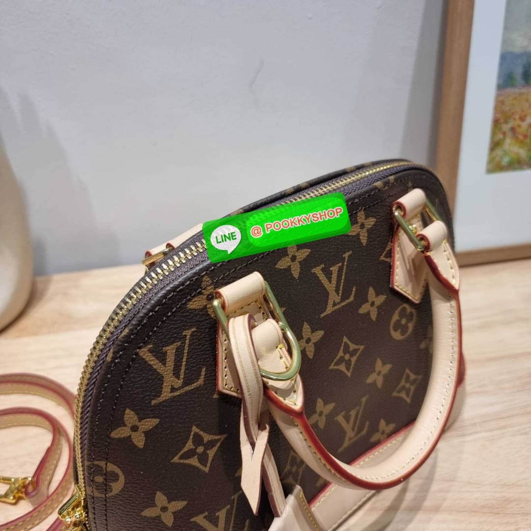 HOT ITEM!! LV Alma bag กระเป๋าทรงโดมสุดฮิต ที่สาวๆตามหา สวยสะพายขับผิว อัพลุคไฮน์ที่สุด ขนาดกำลังดี วัสดุหนังแคนวาส สลับหนัง cowhide เรียบ ดูหรู หูจับในตัวทำให้ใช้งานได้สะดวก และมีสายครอสสะพายข้างให้ เปิด-ปิดด้วยซิป มีกุญแจล็อคได้ ภายในโล่งกว้าง ใส่ของสำค