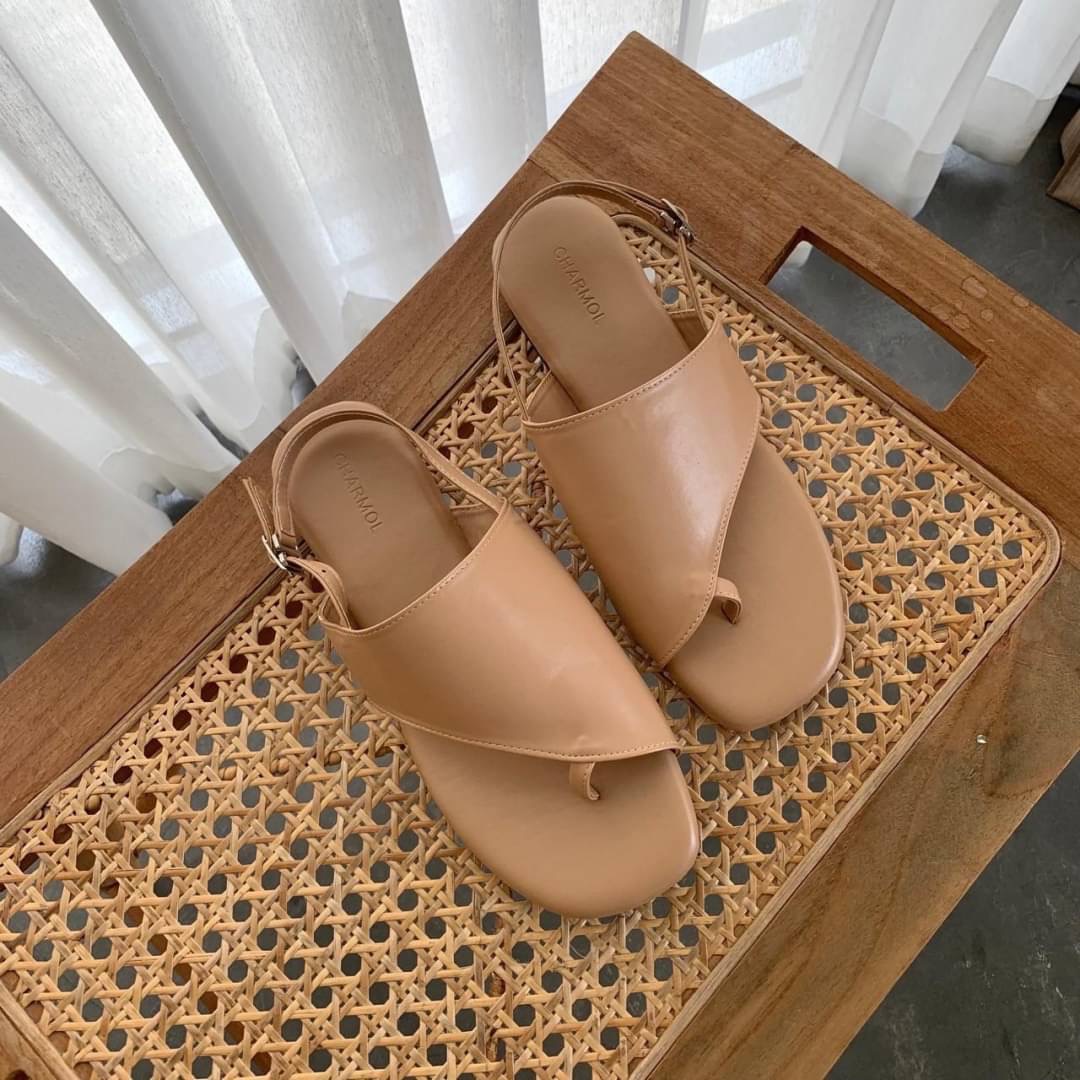 Korea style แบบใหม่รับซัมเมอร์จ้า แตะรัดส้น ทรงคาดหน้าไขว้ น่ารักมากคะ งานสวยมากจริงๆ พื้นนิ่มเบาสบาย ใส่ได้ทุกวันค่ะ