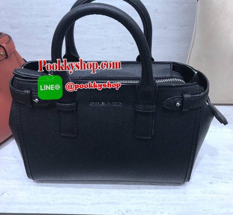 NEW ARRIVAL! CHARLES & KEITH BASIC TOP HANDLE BAG กระเป๋าถือหรือสะพายรุ่นใหม่ชนช็อปดีไซน์สวยอยู่ทรงเเข็ง ขนาดกำลังดี น้ำหนักเบา ด้านหน้าประดับโลโก้แบรนด์ เปิดปิดด้วยซิปสะดวกใช้ ด้านข้างมีสายรัดปรับทรงกระเป๋าภายในมีช่องซิป ใส่กระป๋าสตางค์ใบยาว ipad mini ได