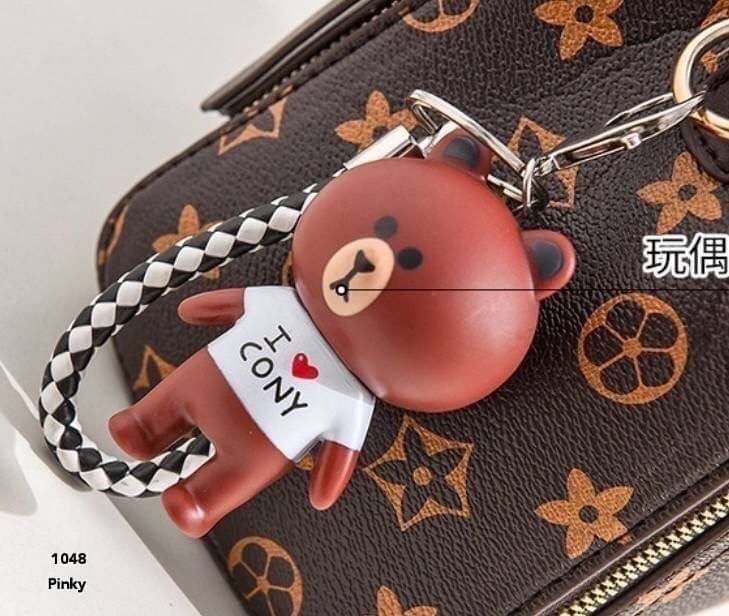 พร้อมส่ง กระเป๋าสะพายและถือลาย lv 1048 งานน่ารัก สวยเก๋ ไม่เหมือนใคร ผลิตจาก pu เกรดดีมาก งานเป็นทรงสวยงาม ลายแบรนด์lv แถมพวงน้องหมีให้ด้วย ใบนี้คุ้มมมม