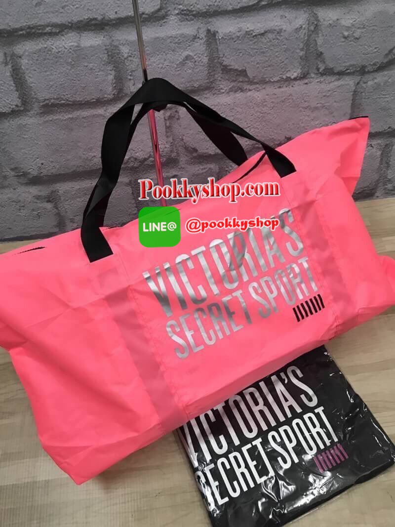 VICTORIA'S SECRET SPORT TOTE GYM BAG กระเป๋าถือเดินทางใบใหญ่สไตล์สปอร์ต วัสดุไนล่อนเนื้อดี ภายในกว้าง จุสัมภาระได้เยอะ น้ำหนักเบา ด้านหน้าและหัวซิปสกรีนโลโก้แบรนด์ เปิดปิดด้วยซิปเดียวสะดวกใช้งาน พกพาสะดวก ออกทริป เล่นยิม เล่นโยคะ สัมภาระเยอะแค่ไหนก็ห