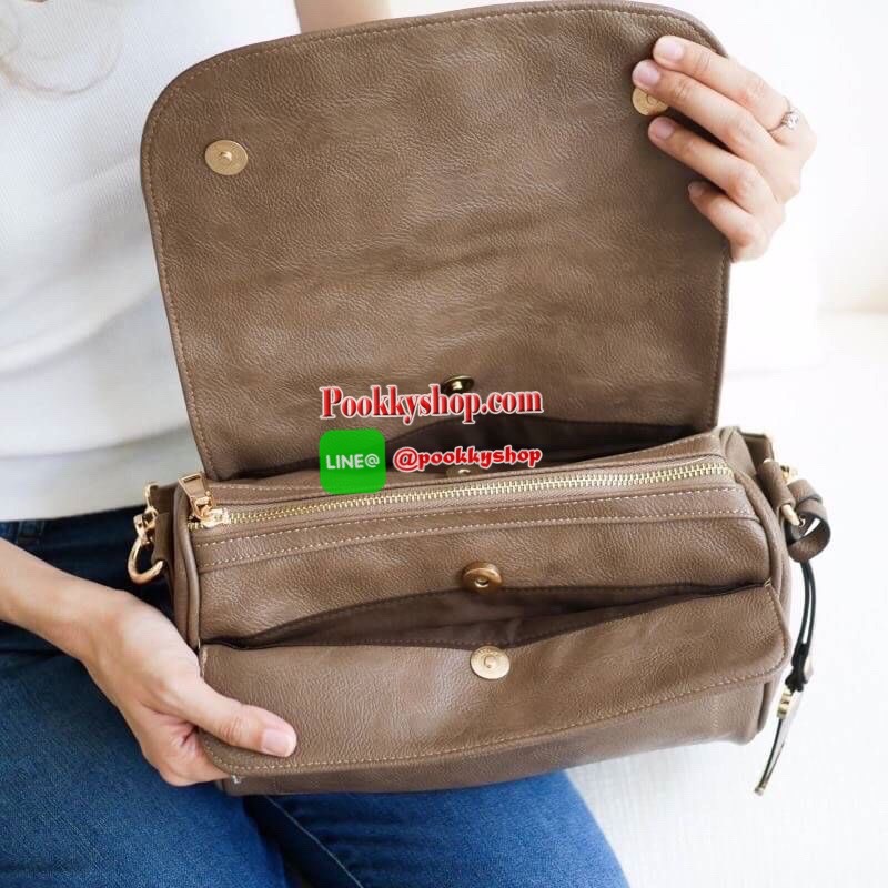 LUXE อีกหนึ่งรุ่นที่ขายดีมากๆ กับช่องการใช้งานที่รับรองว่าถูกใจค่ะ Regular city bag มาพร้อมสายสะพาย 2 เส้น สายสั้นบุนุ่มไหล่ สะพายแล้วไม่ปวด สายยาวปรับระดับได้ มาพร้อมช่องใช้งานที่จัดระเบียบของอย่างดี หนังเป็นทรงตั้งได้