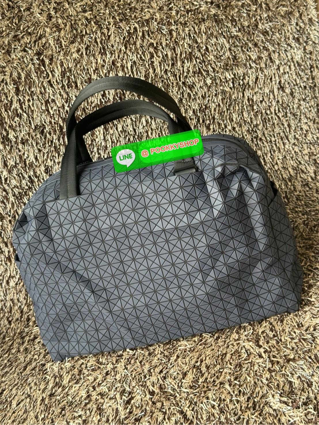 Baobao issey miyake cargo tote matte กระเป๋า CARGO สไตล์บอสตัน มีหูจับแบบบุหนา มีฐานกว้างใส่ได้เยอะ สาทารถใส่สัมภาระที่จำเป็นในการเดินทาง หรือมีพื้นที่จัดเก็บสิ่งของที่เราต้องใช้ในการทำงานด้วย เช่น โน้ตบุ๊ก สมุดจดบันทึก แฟ้มเอกสารต่าง ๆ ดีไซน์หรูดูสุภาพเร