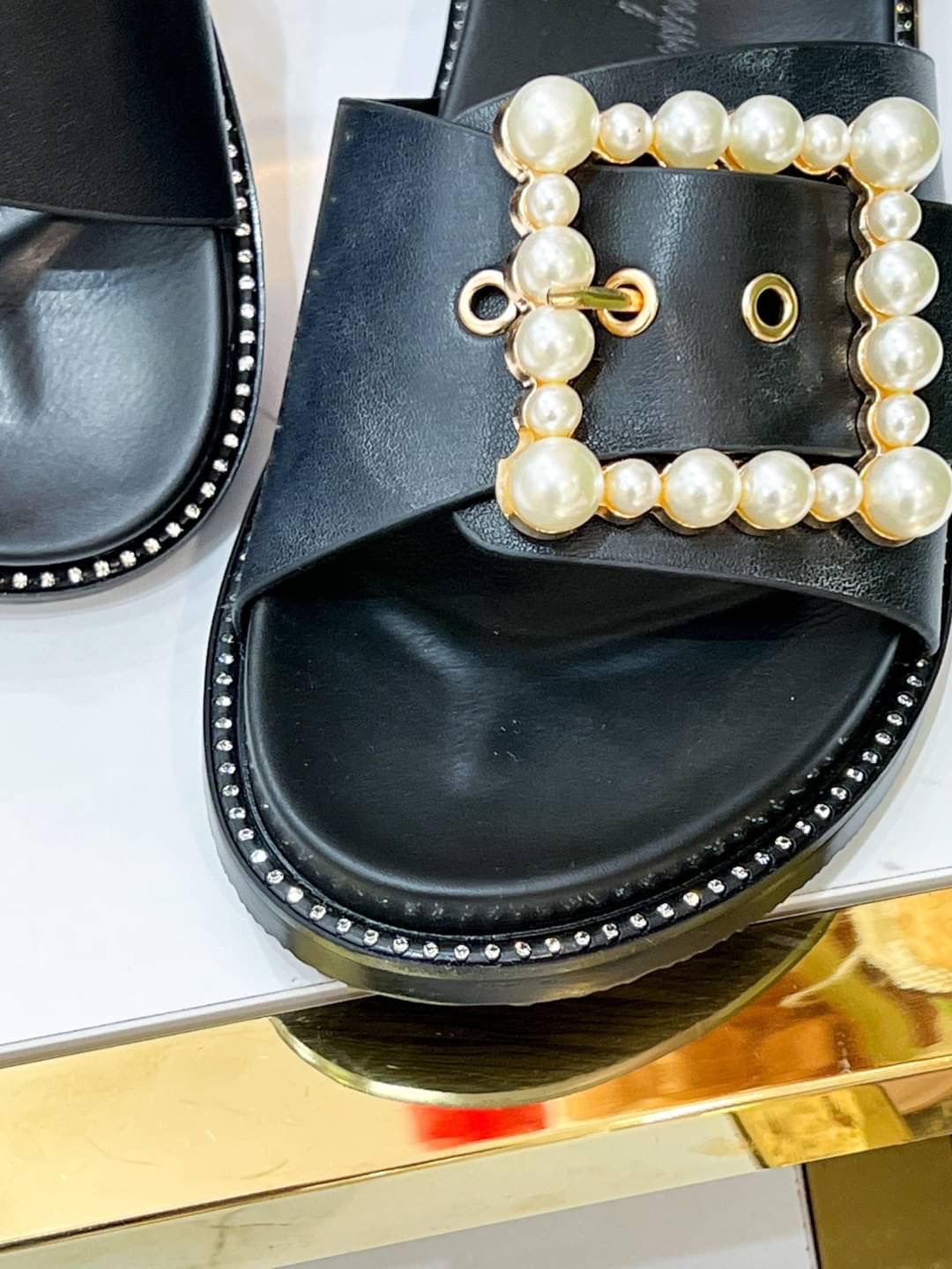 รองเท้าแตะรุ่นนี้บอกเลยว่าสวยมาก ด้านหน้ามีมุกประดับเป็นทรงสีเหลี่ยม ด้านข้างของรองเท้ายังมีเพรชเล็กๆติดรอบรองเท้าคือเริ่ดมาก เป็นรองเท้าแตะที่ไม่เหมือนใครมีดีเทล คู่นี้พลาดไม่ได้เลยนะคะ